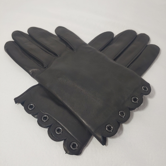 Great Condition Kate Spade Black Kid Leather Scalloped Gloves w/ Silver Accents - Picture 6 of 6